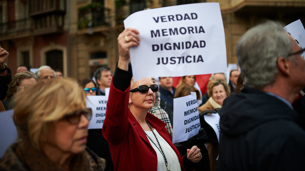 La Asociación Navarra de Víctimas del Terrorismo de ETA (ANVITE) organiza una concentración silenciosa con el lema _Verdad, Memoria y Dignidad' para mostrar su respeto y homenaje a las victi (2)