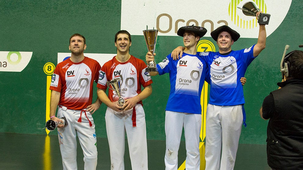 Finalistas del campeonato de parejas de remonte con sus trofeos. Maialen Andrés.