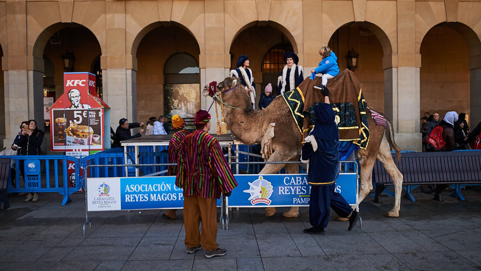Los camellos de los Reyes Magos se pasean por la plaza del castillo. MIGUEL OSÉS 13