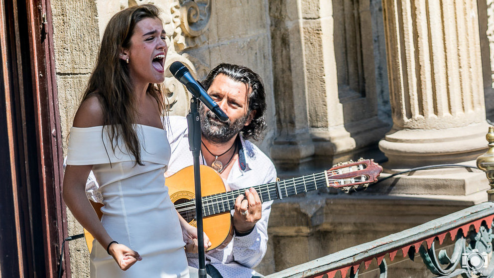 Amaia Romero, junto a Josemi Carmona, en el balcón del Ayuntamiento de Pamplona durante la inauguración del Festival Flamenco On Fire. IÑIGO ALZUGARAY