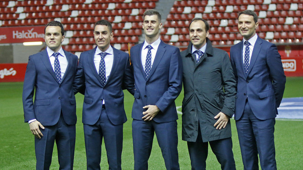 El árbitro Moreno Aragón con sus ayudantes en el partido Sporting - Mallorca La Liga