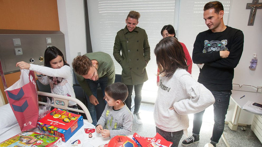 Visita de los jugadores rojillos a los niños ingresados en la CUN. CA Osasuna.
