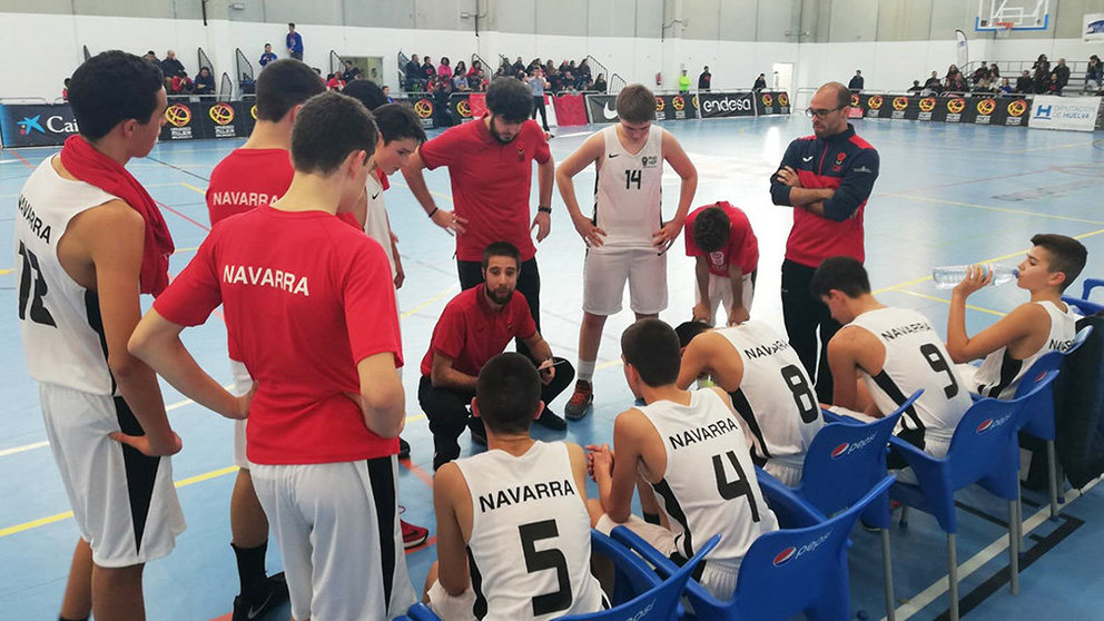 Tiempo muerto de la selección Navarra de basket en Huelva. Cedida.