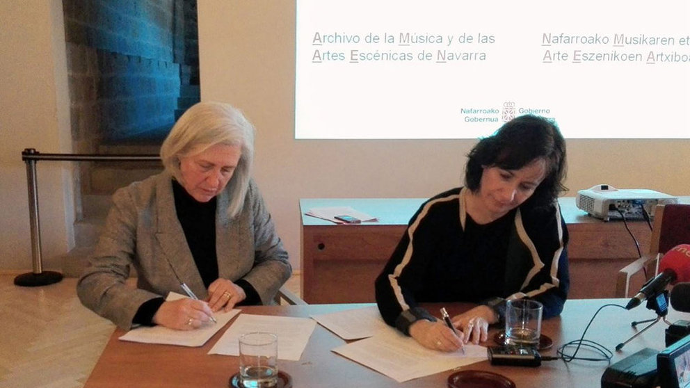 Firma de la donación de Teresa Catalán al Archivo de Navarra GOBIERNO DE NAVARRA