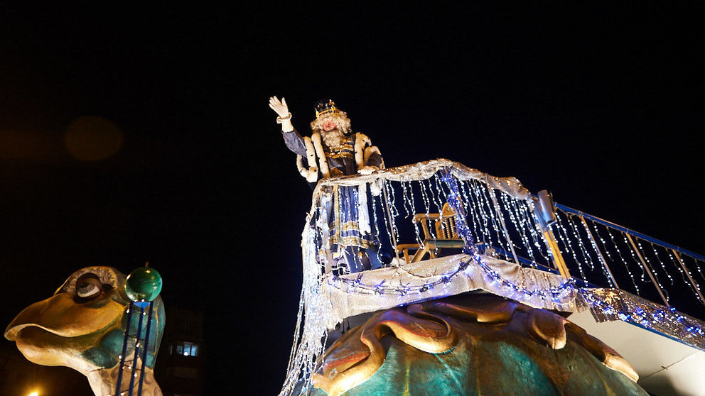 La cabalgata de los Reyes Magos recorre las calles de Pamplona rodeados de miles de pamploneses. MIGUEL OSÉS