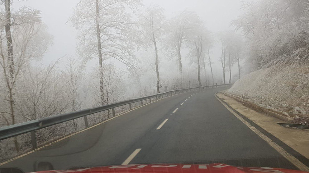 El puerto de Ibañeta visto desde un coche patrulla y cubierto de niebla, hielo y escarcha en un día marcado por el tiempo frío POLICÍA FORAL