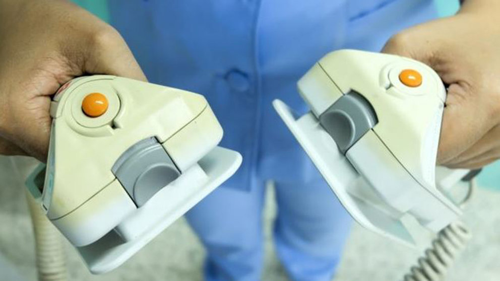 Un médico sostiene un desfibrilador ARCHIVO