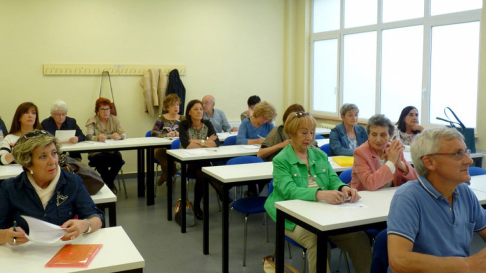 Varias personas mayores atienden una clase del programa UNED Senior en Pamplona Foto UNED PAMPLONA