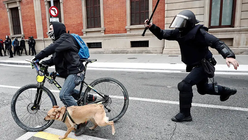 GRAFCAV723. PAMPLONA, 08/01/2019.- Efectivos de la Policía Nacional disuelven una concentración que han llevado a cabo un centenar de jóvenes junto al Parlamento de Navarra donde han acudido para protestar por la intervención de la Policía Foral esta madrugada en el palacio del Marqués de Rozalejo, accediendo a su interior con unos técnicos para inspeccionar el estado del inmueble. Numerosas personas se han ido congregado desde primeras horas de la mañana en los alrededores del gaztetxe al que han tratado de acceder sin éxito, al encontrarse la zona acordonada por la policía. EFE/ Jesús Diges