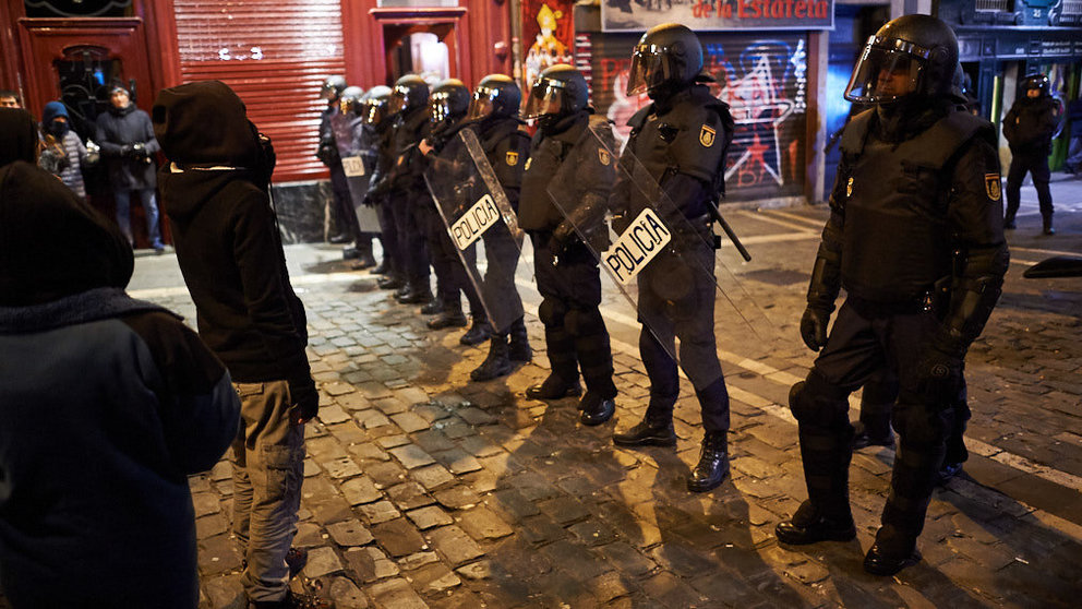 Carcas policiales contra los Okupas de Marques de Rozalejo que se han manifestado por las calles de Pamplona tras el desalojo. MIGUEL OSÉS 4