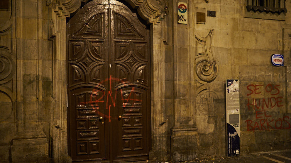Pintadas en la fachada de la sede del PNV en Pamplona 3