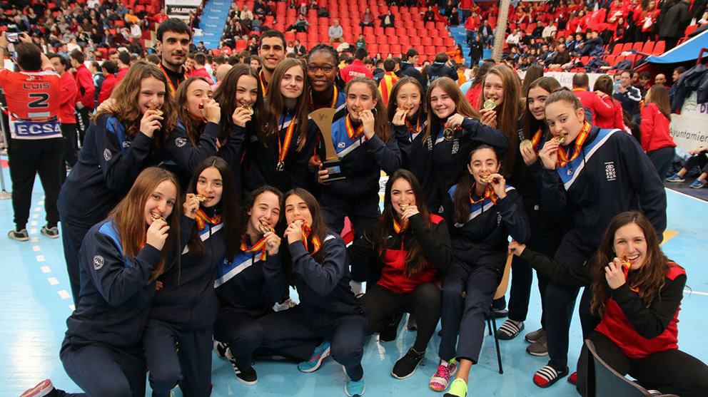 Las infantiles navarras disfrutan de su medalla de oro en Valladolid. Twitter FNB.