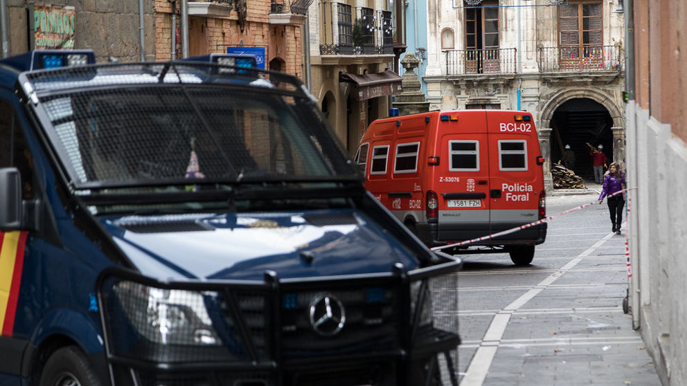 Policía Foral y Policía Nacional mantienen el cordón de seguridad en los alrededores del Palacio de Rozalejo, también conocido como gaztetxe Maravillas (05). IÑIGO ALZUGARAY