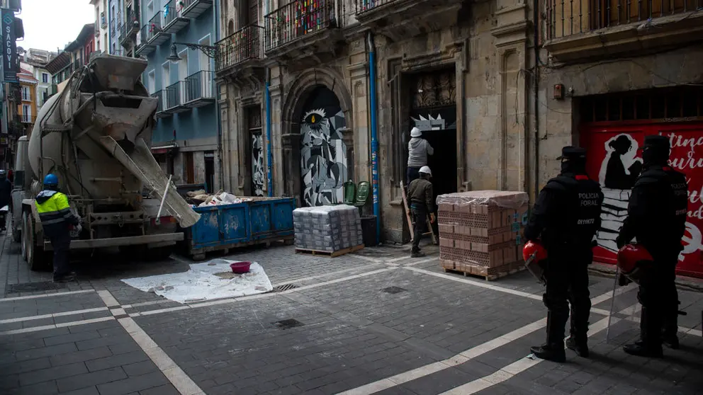 La hormigonera llega a la plaza de Navarreria y comienzan los trabalos de sellado. MIGUEL OSÉS