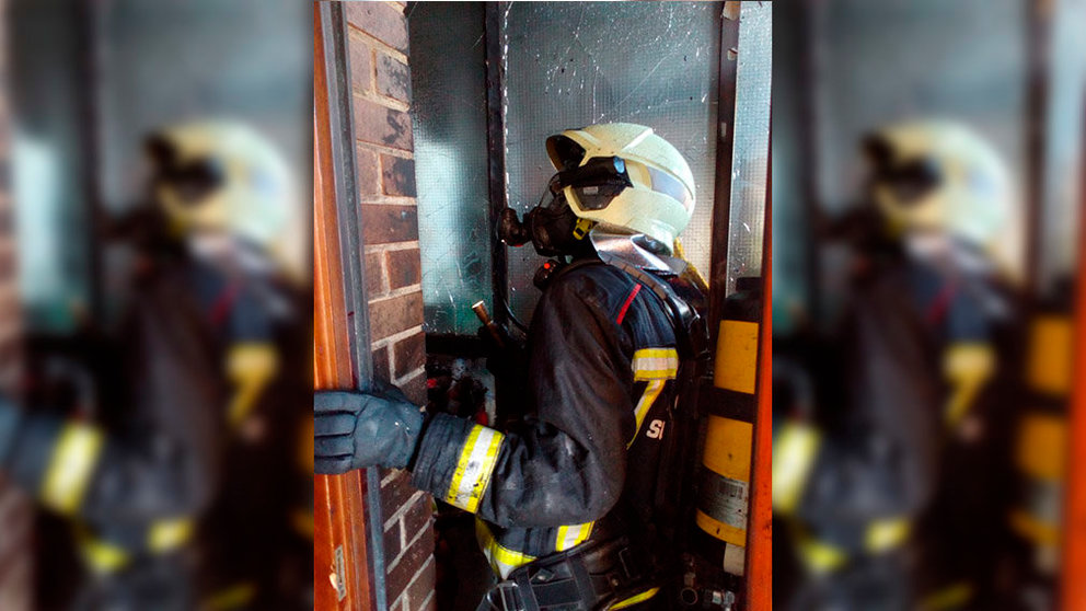 Un efectivo de los bomberos accediendo a la vivienda de Mendillorri