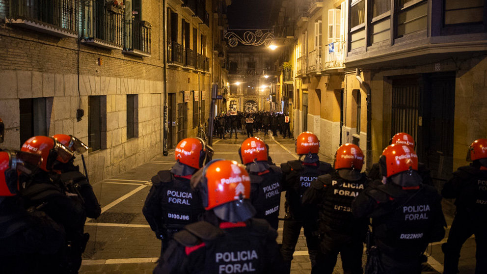 Los okupas del Palacio del Marqués de Rozalejo vuelvan contenedores para enfrentarse a la policía. MIGUEL OSÉS