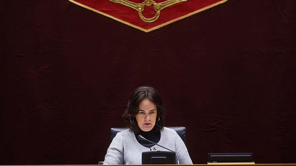 La presidenta del parlamento Ainhoa Aznarez, durante el pleno del parlamento. MIGUEL OSÉS1