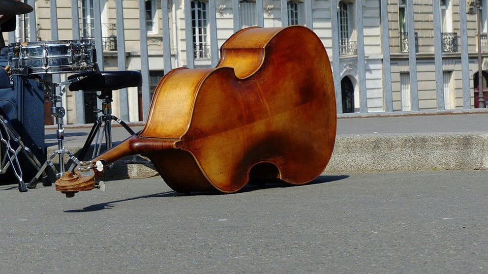 Imagen de un contrabajo junto a otros instrumentos musicales ARCHIVO