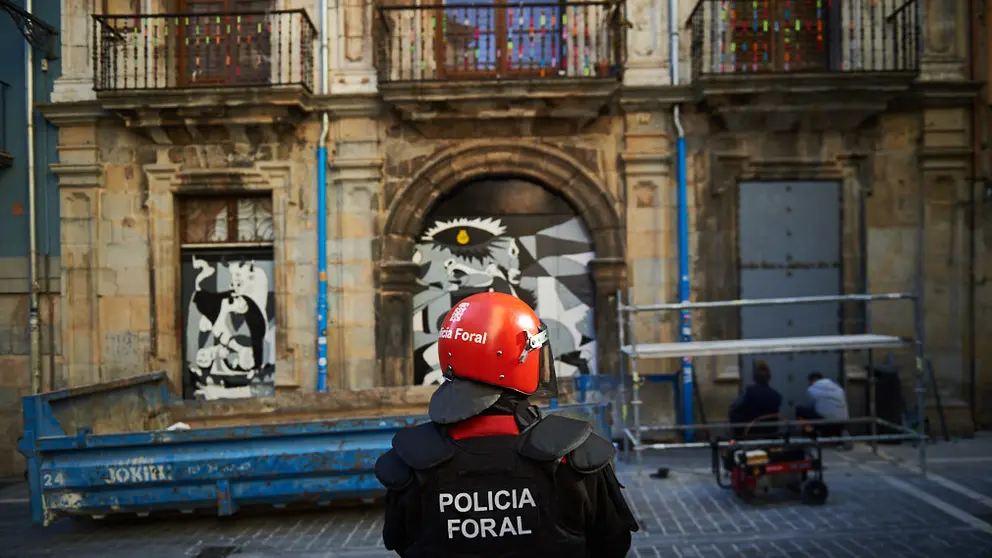 El alcalde de Pamplona Joseba Asirón visita las obras del cierre del Palacio Marqués de Rozalejo, okupado durante m&aacute;s de un a&ntilde;o. MIGUEL OSÉS (4)