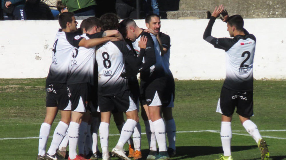 Los jugadores del equipo ribero celebran un gol. CD Tudelano.