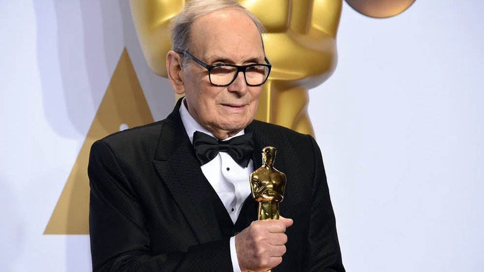 Ennio Morricone en el momento de recibir el premio Oscar.. 