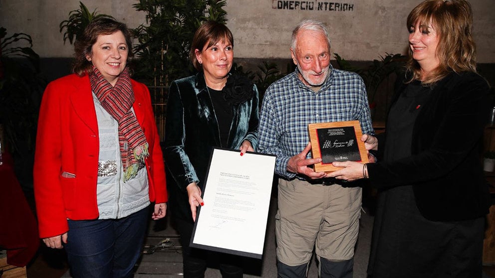 El científico Adolfo Eraso recoge el premio Francisco de Javier a manos de Uxue Barkos GOBIERNO DE NAVARRA