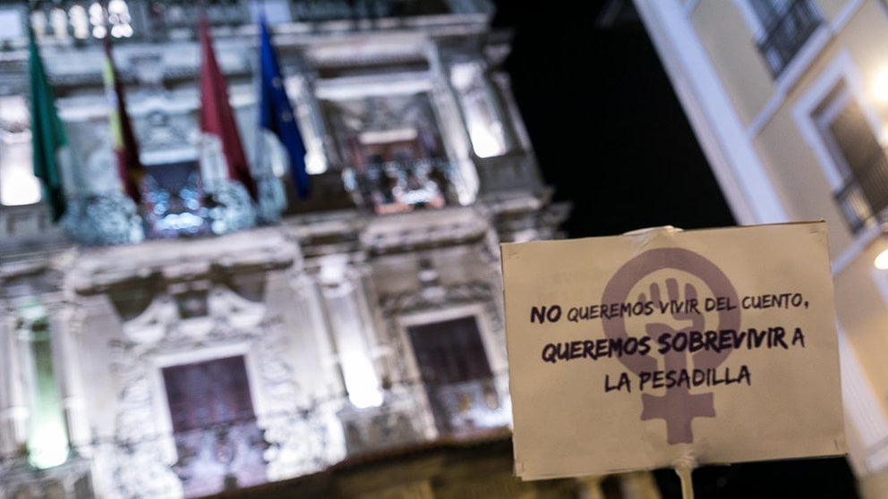 Grupos feministas de Pamplona se concentran para exigir de no dar 'Ni un paso atrás en igualdad' en la sociedad (04). IÑIGO ALZUGARAY