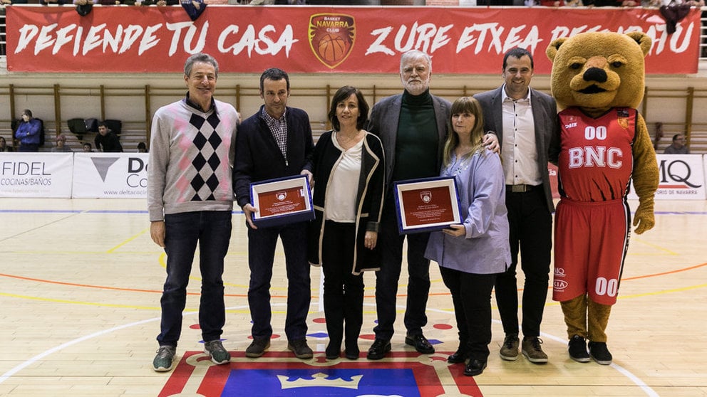 Natxo Ilundáin y Joaqui Urdánoz reciben una placa de reconocimiento por su trabajo en la sexta edición del día del baloncesto navarro (03). IÑIGO ALZUGARAY