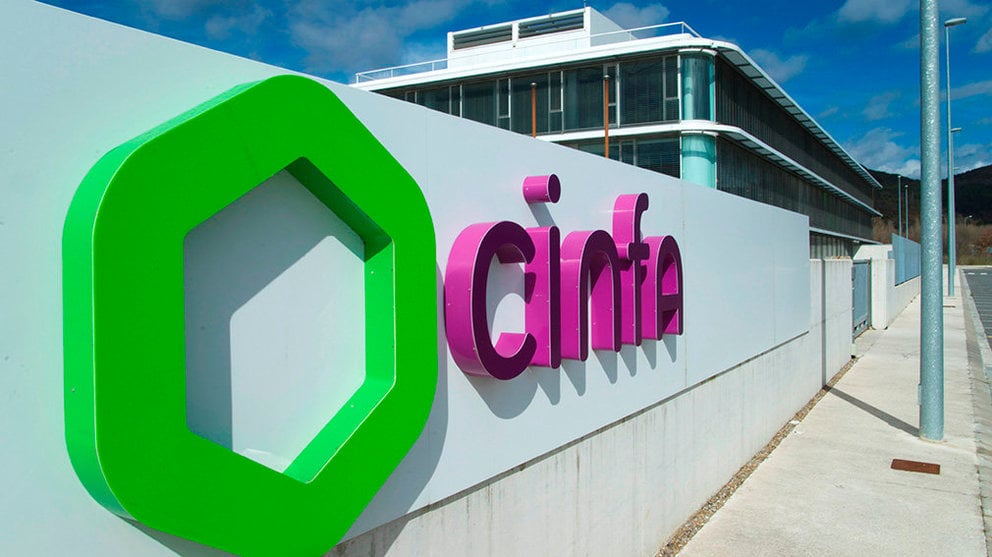 Imagen del exterior de las oficinas de Cinfa, junto con el logo de la compañía farmacéutica navarra. Foto: CINFA