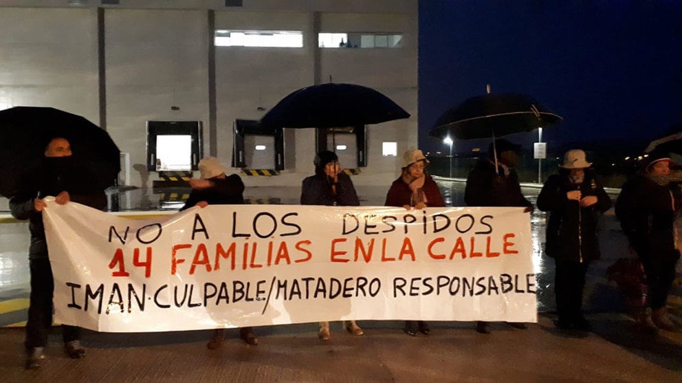 Protesta por los despidos de 14 trabajadores de una subcontrata de limpieza del matadero de Pamplona Foto CCOO
