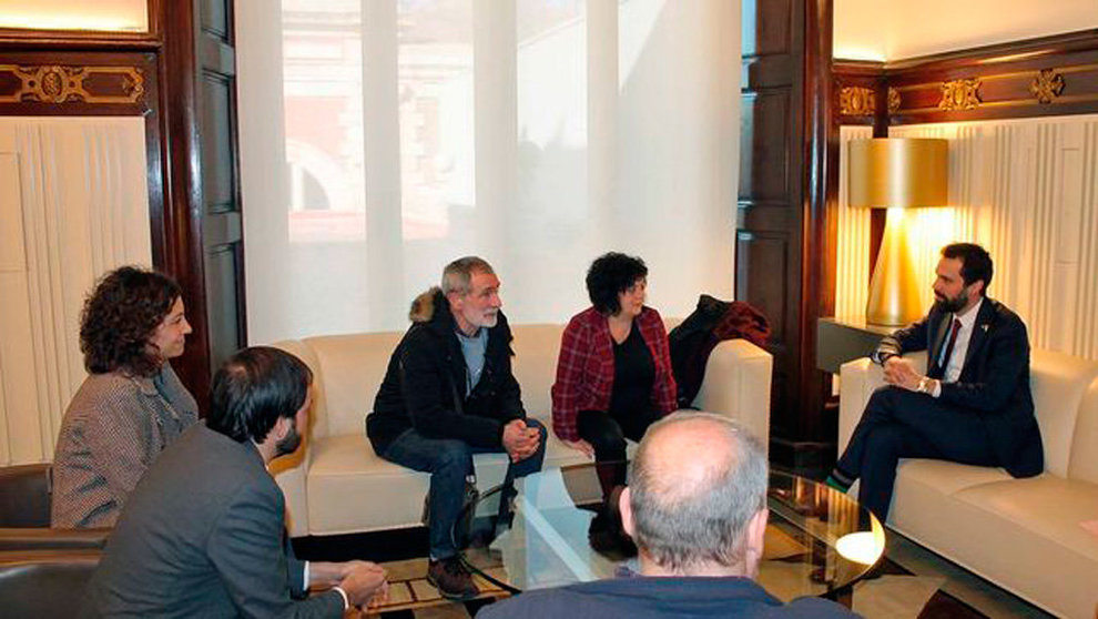 El presidente del Parlamento catalán, Roger Torrent, junto a familiares de encarcelados por la paliza en Alsasua EFE
