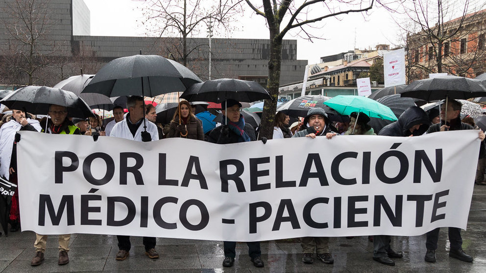 Concentración de la Marea Blanca 'Por la relación Médico-Paciente' convocada por el Sindicato Médico de Navarra (14). IÑIGO ALZUGARAY