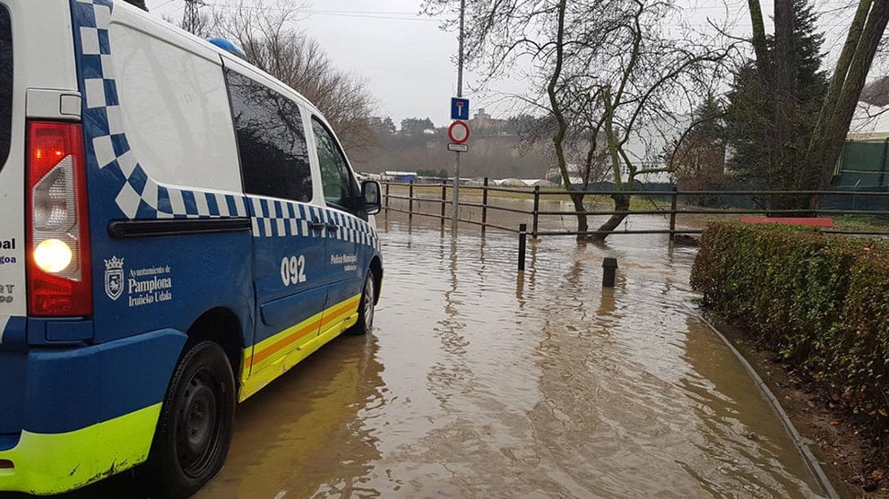 Inundaciones por la lluvia en la zona del Molino de Caparroso, en Pamplona POLICÍA MUNICIPAL DE PAMPLONA
