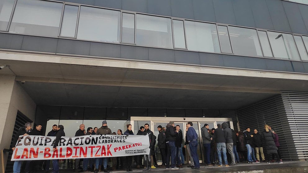 Imagen de la protesta de trabajadores a las puertas de la sede de Tracasa en Sarriguren EUROPA PRESS