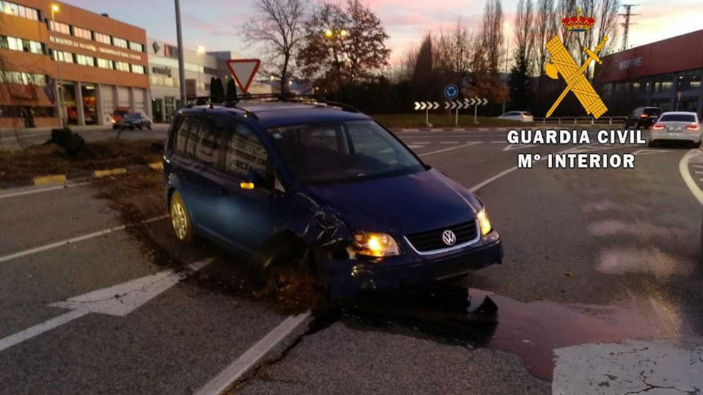 Accidente de tráfico en la entrada de Pamplona GUARDIA CIVIL