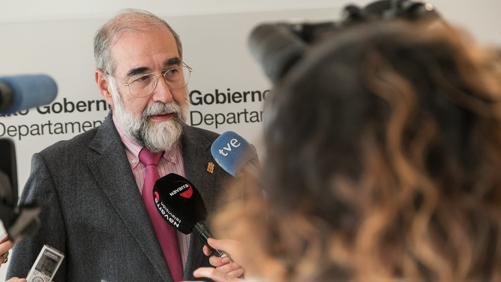 El consejero de Salud, Fernando Domínguez, en declaraciones a los medios. IÑIGO ALZUGARAY