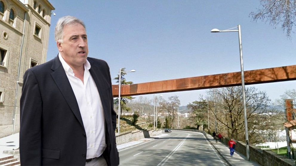 El alcalde de Pamplona, Joseba Asirón, junto a una imagen de la pasarela de Labrit que desmonatará el Ayuntamiento por problemas estructurales NAVARRACOM