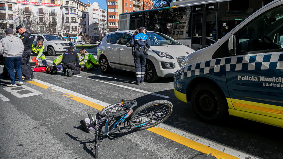 Un coche atropella a una bicicleta en un paso de peatones en la avenida Zaragoza de Pamplona (06). IÑIGO ALZUGARAY
