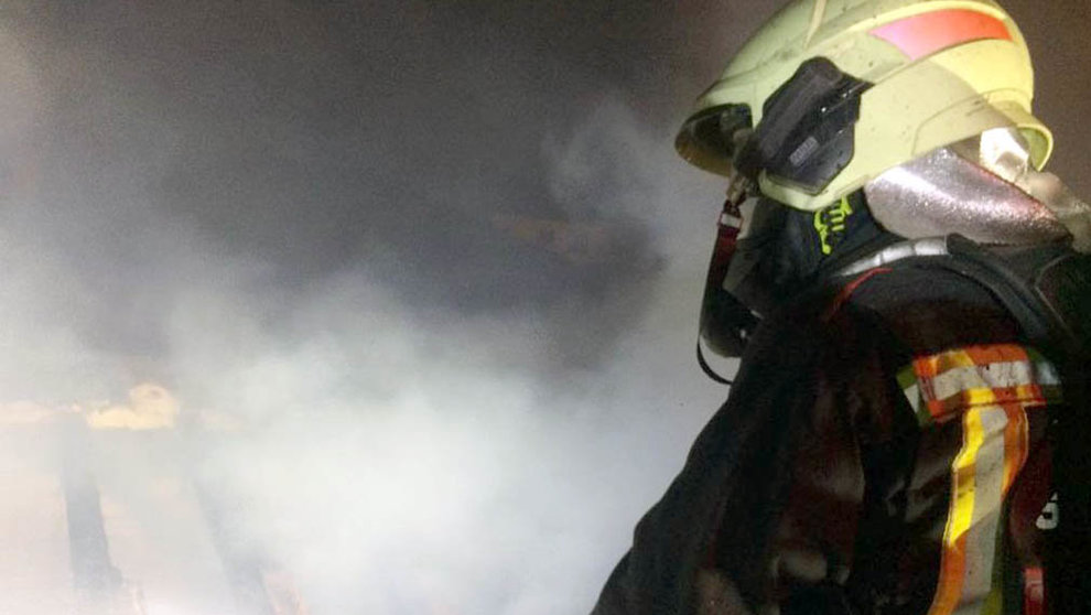 Los bomberos actúan en el incendio de un edificio en Alsasua. BOMBEROS DE NAVARRA