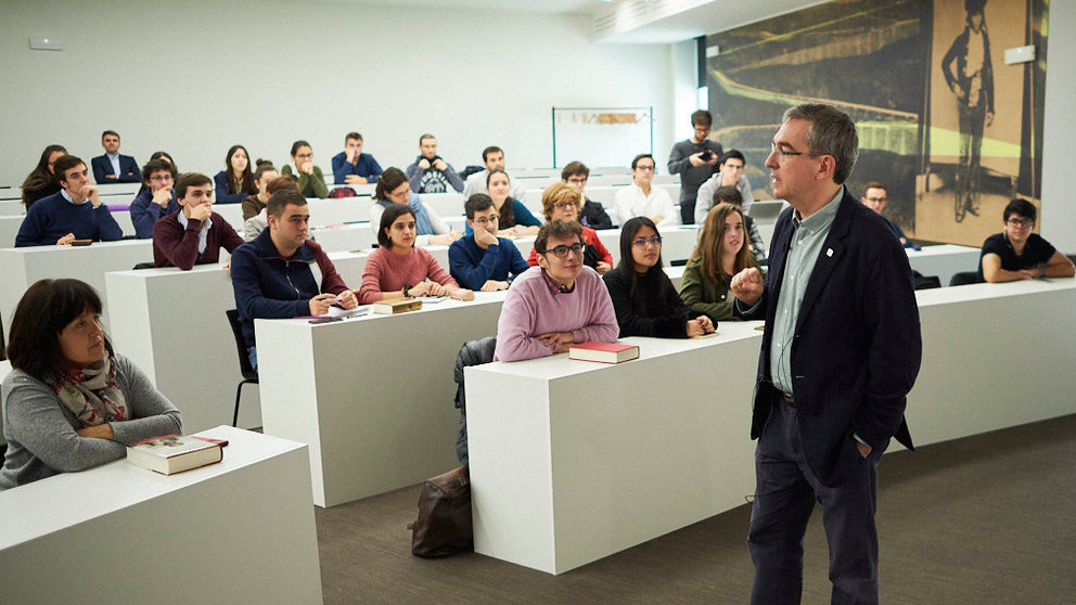 Santiago Posteguillo ofrece una charla en la Universidad de Navarra. PABLO LASAOSA 3