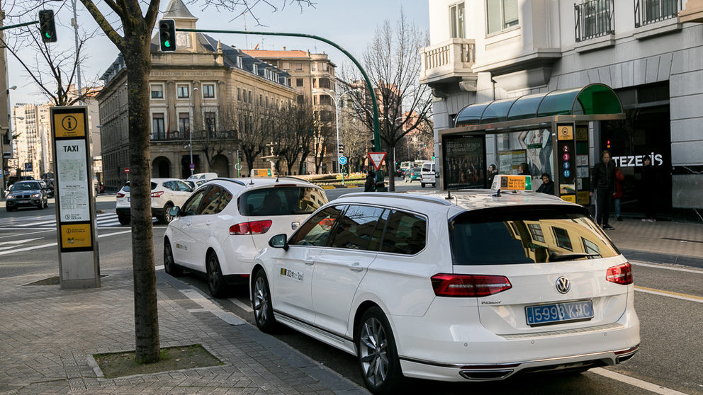 Nueva matrícula trasera de color azul y letras blancas en los taxis de Pamplona (01). IÑIGO ALZUGARAY