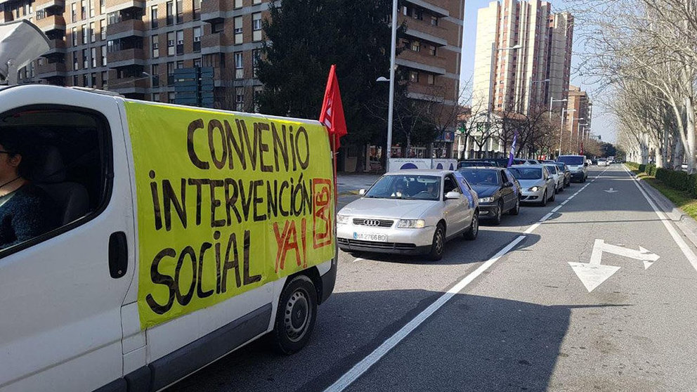 Caravana de coches para reclamar un convenio de Intervención Social en Navarra CEDIDA