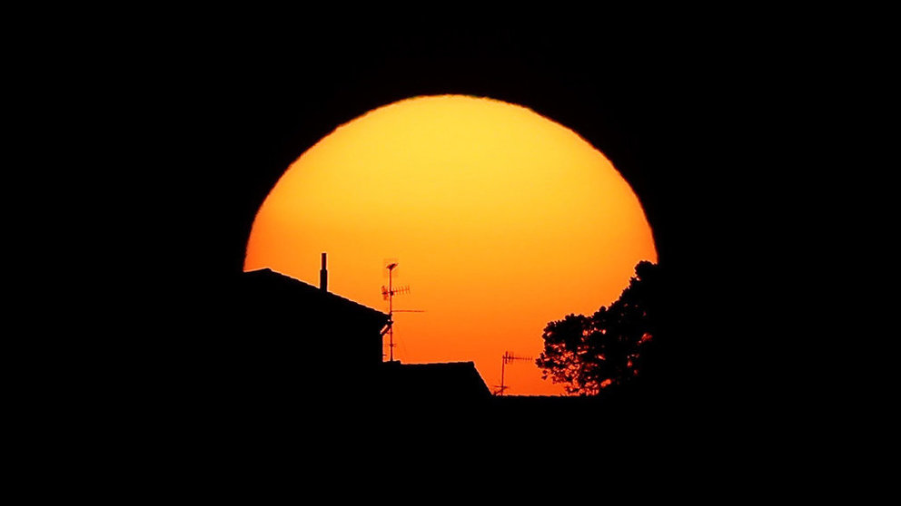Puesta de sol en Pamplona en una jornada marcada por el tiempo cálido y los cielos despejados. EFE/Jesús Diges