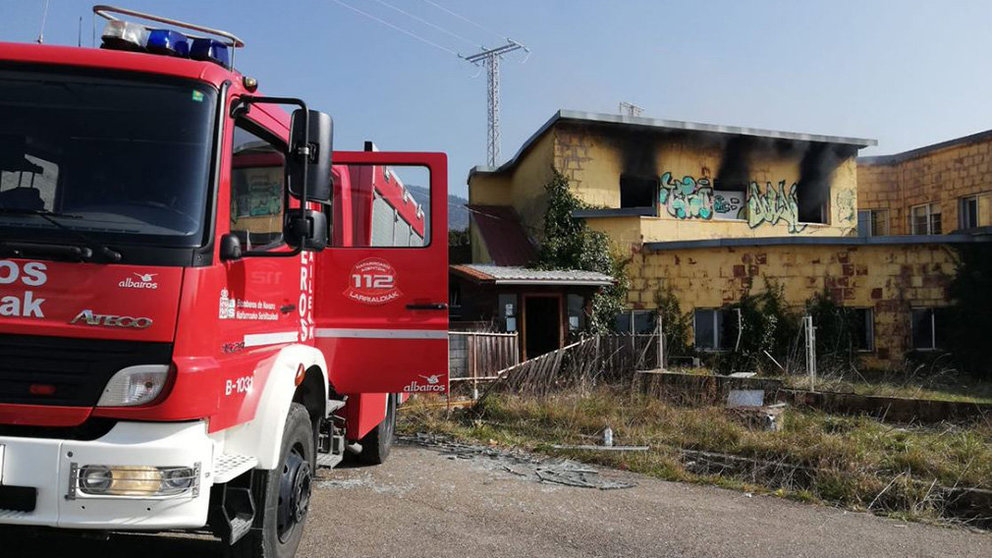 Los bomberos extinguen un fuego en la antigua discoteca Gure Kaiola de Sarasa. BOMBEROS DE NAVARRA