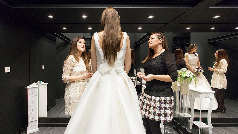 Eugenia Oiz Palacios y Carmen Oiz Palacios aconsejando a una novia en la elección de su vestido. CEDIDA