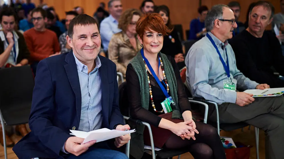 El coordinador general de Bildu, Arnaldo Otegui, junto a la candidata al gobierno de Navarra por Bildu Bakartxo Ruiz. MIGUEL OSÉS