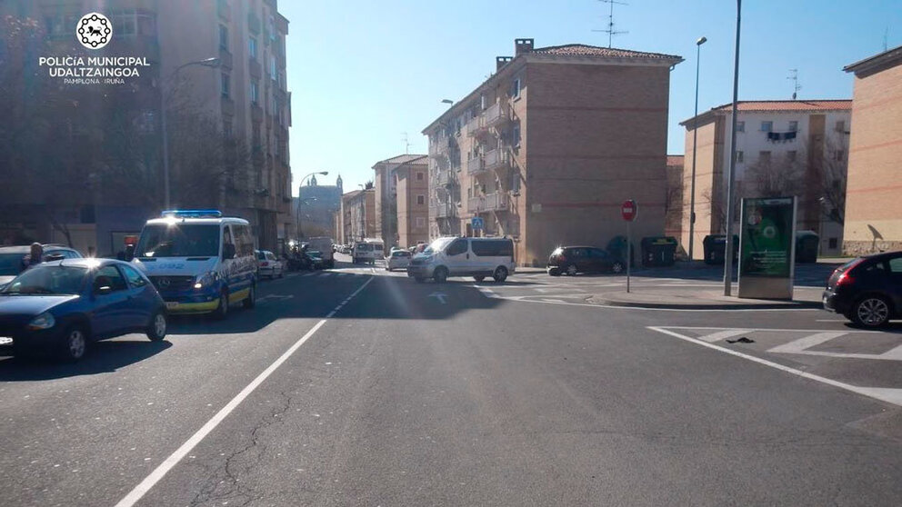 Calle Mendigorría, en la Chantrea, tras el accidente de un conductor que arrojó un resultado positivo en la prueba de alcoholemia. POLICÍA MUNICIPAL DE PAMPLONA