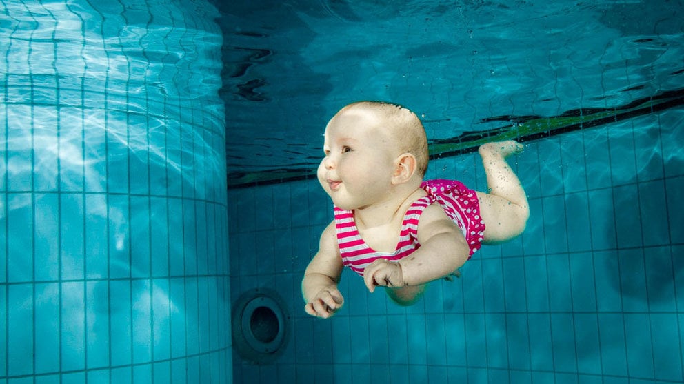 Una bebé bucea en una piscina. ARCHIVO