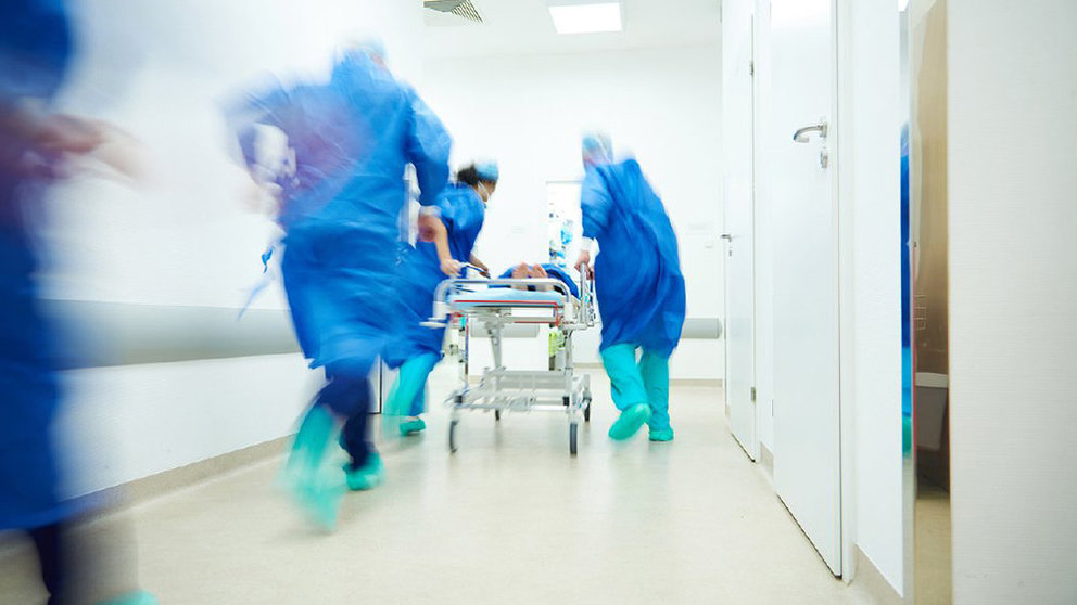 Imagen de unos enfermeros, celadores y médicos portando una camilla de urgencia por el pasillo de un hospital para proceder a una operación en quirófano ARCHIVO