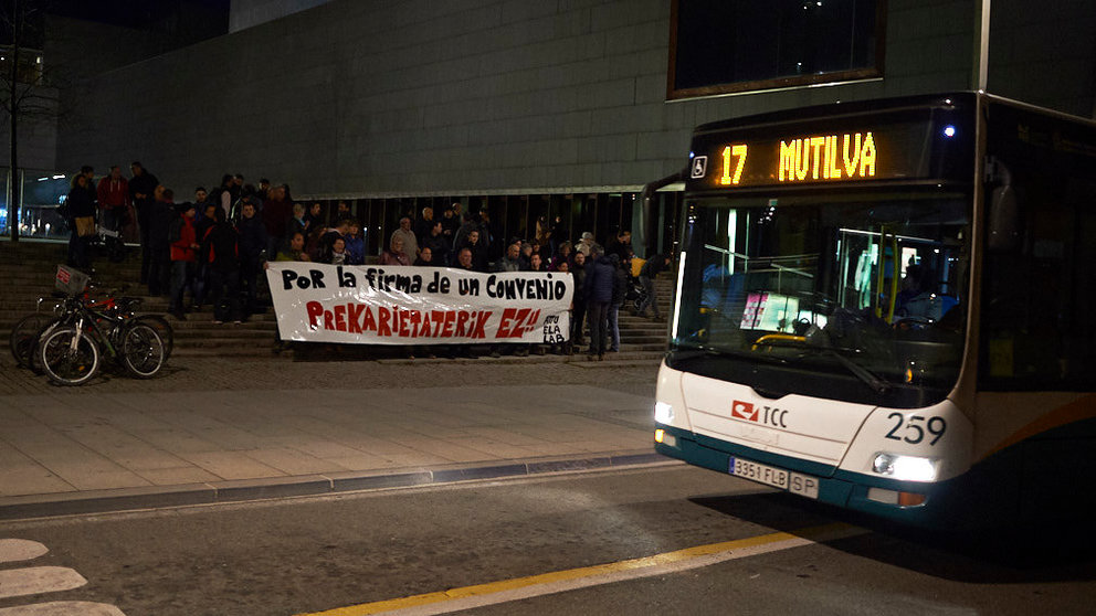Conductores de villavesas se manifiestan frente a las oficinas de la Mancomunidad de Pamplona. PABLO LASAOSA 3